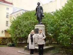 Новикова и Пономаренко у памятника Пушкина на Мойке 12